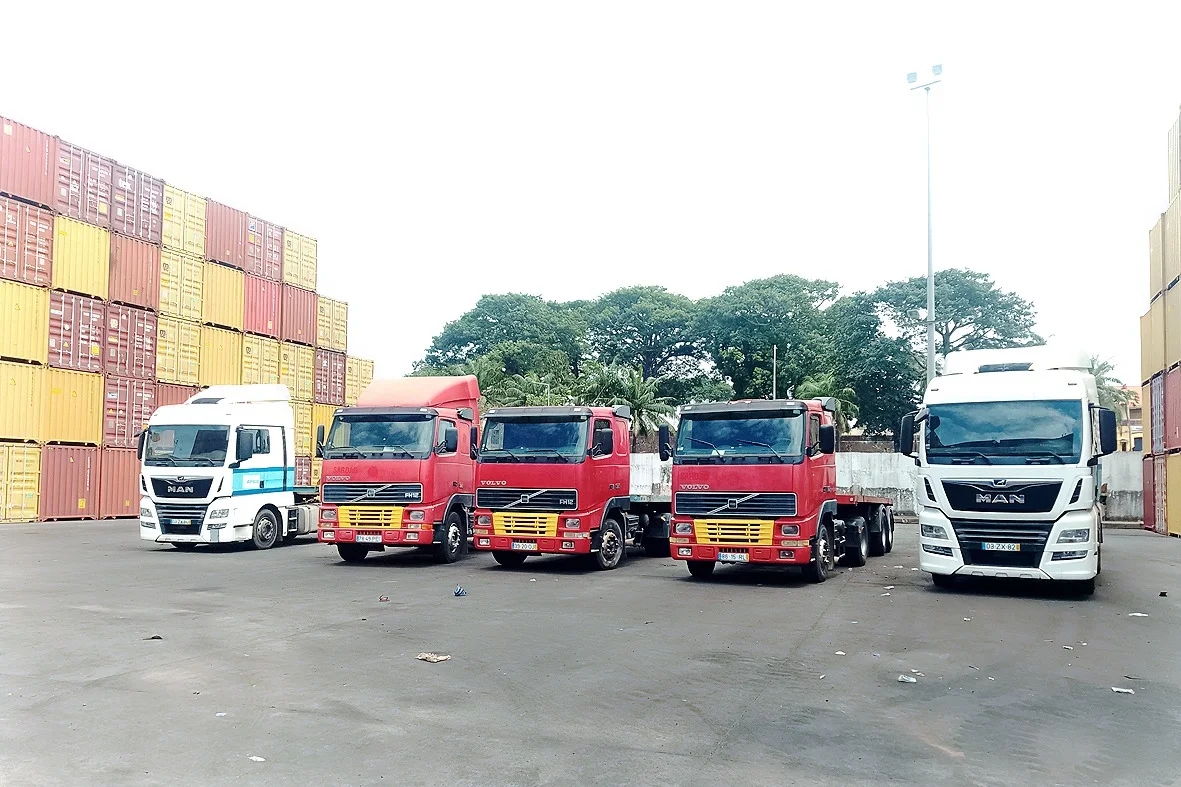 Camioes de carga no terminal portuario de Bissau