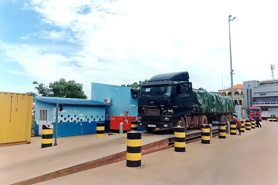 Camião atravessa a zona de controlo do Porto de Bissau