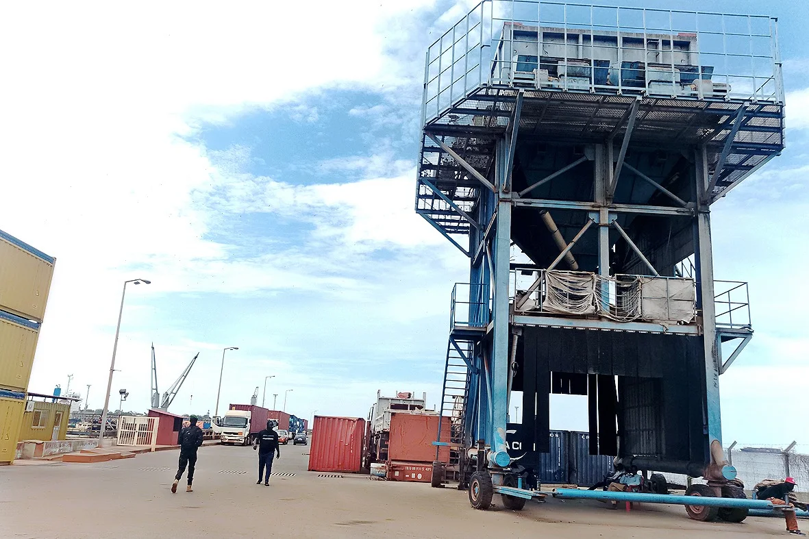 Equipamento de movimentacao de carga no terminal