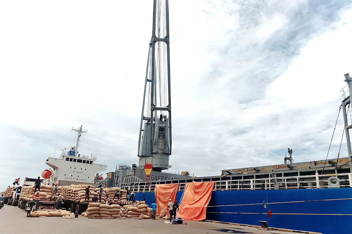 Navio cargueiro atracado no Porto de Bissau