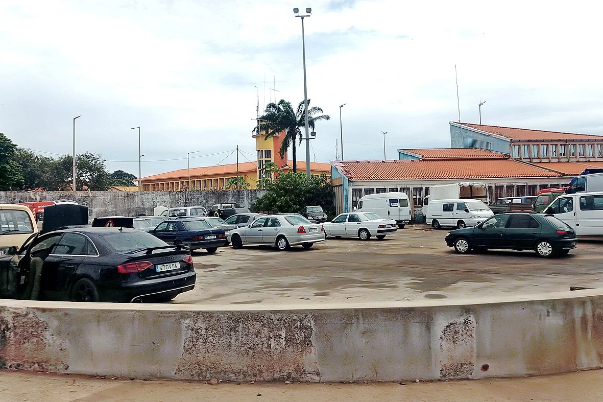 Area de estacionamento e edificios do porto