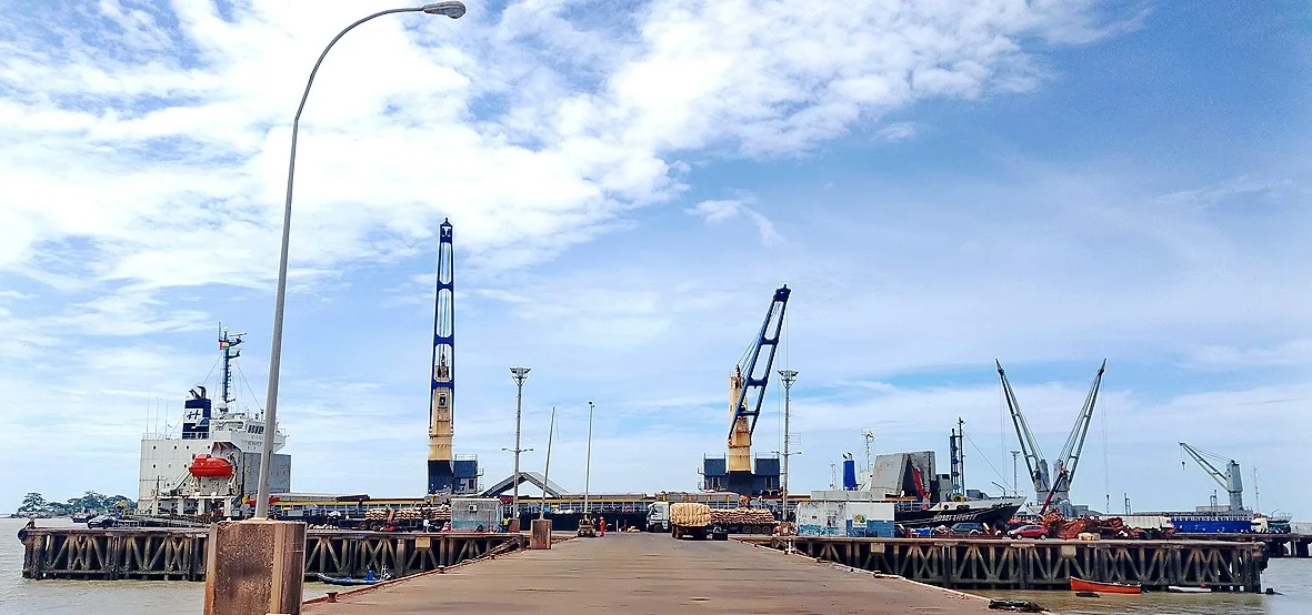Cais e navios no Porto de Bissau