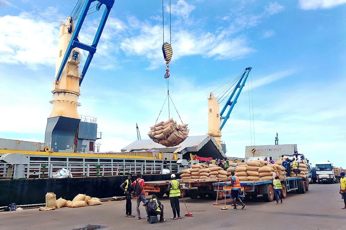 Operacao de carga de sacos junto a um navio