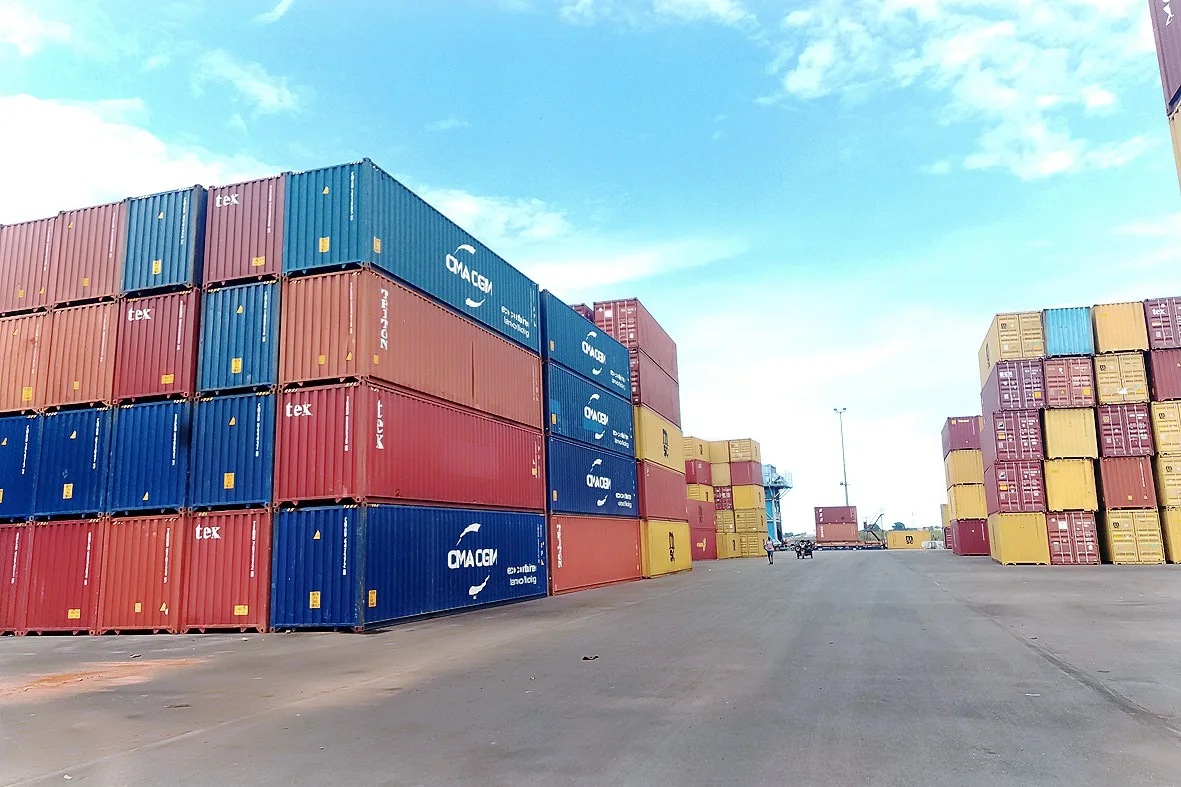 Contentores empilhados no terminal portuario