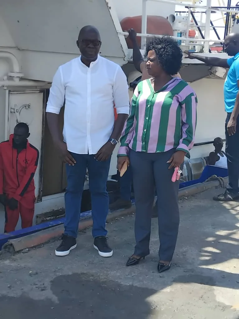 Responsáveis da APGB durante uma visita a uma embarcação no Porto de Bissau