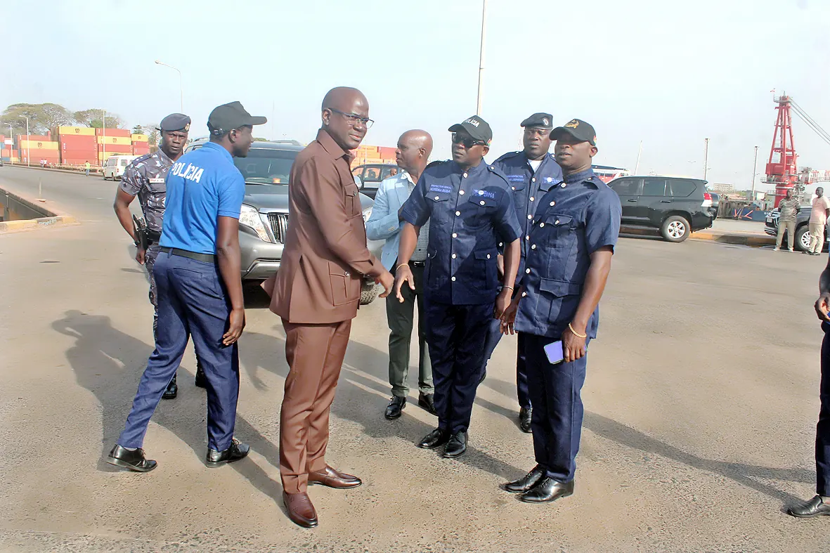 Responsáveis de segurança durante a cerimónia no Porto de Bissau