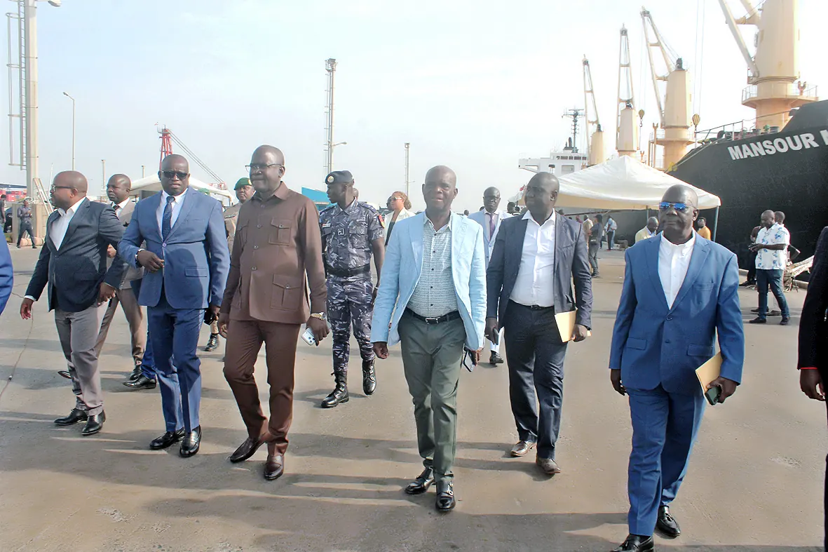 Delegação institucional percorre o cais do Porto de Bissau