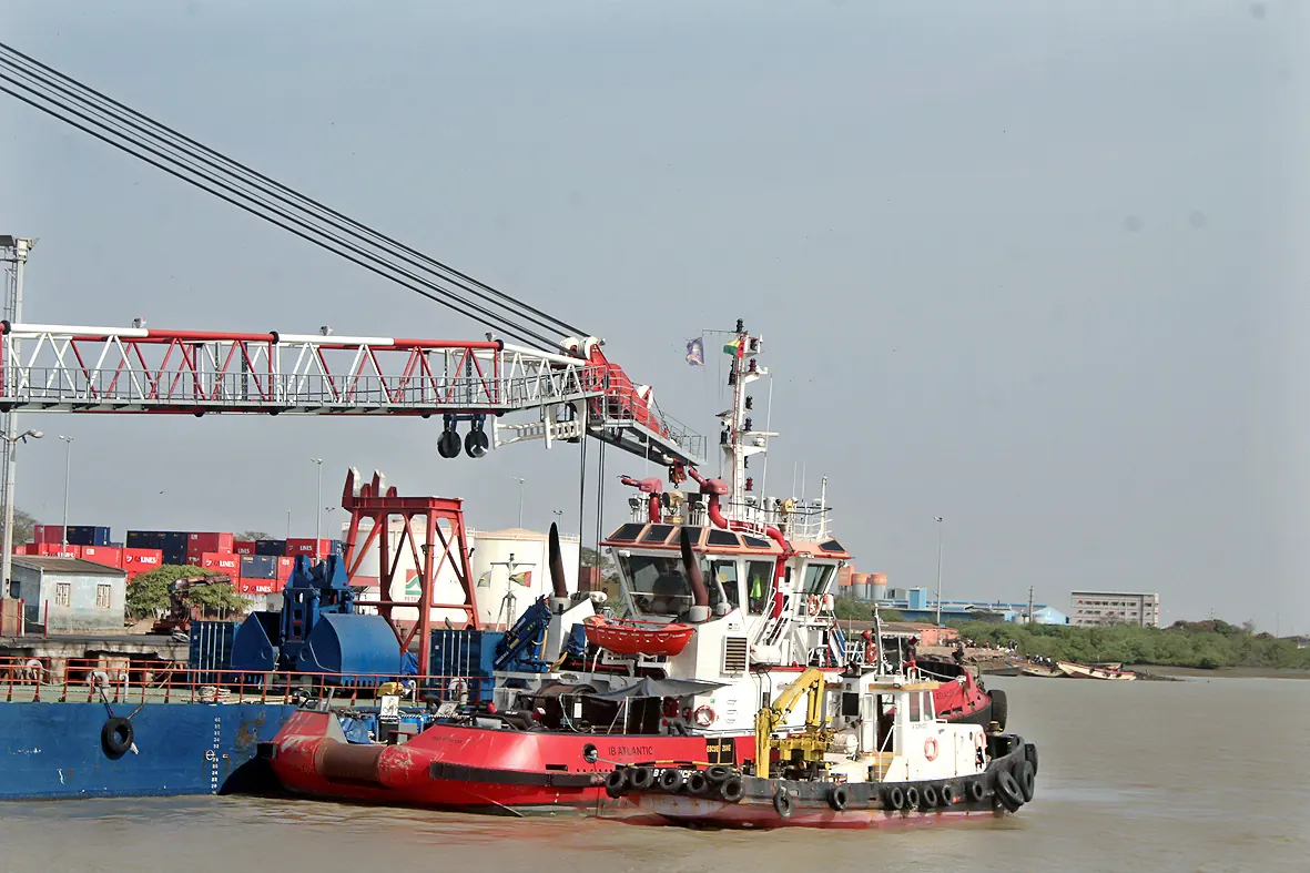 Rebocador e equipamento flutuante no Porto de Bissau
