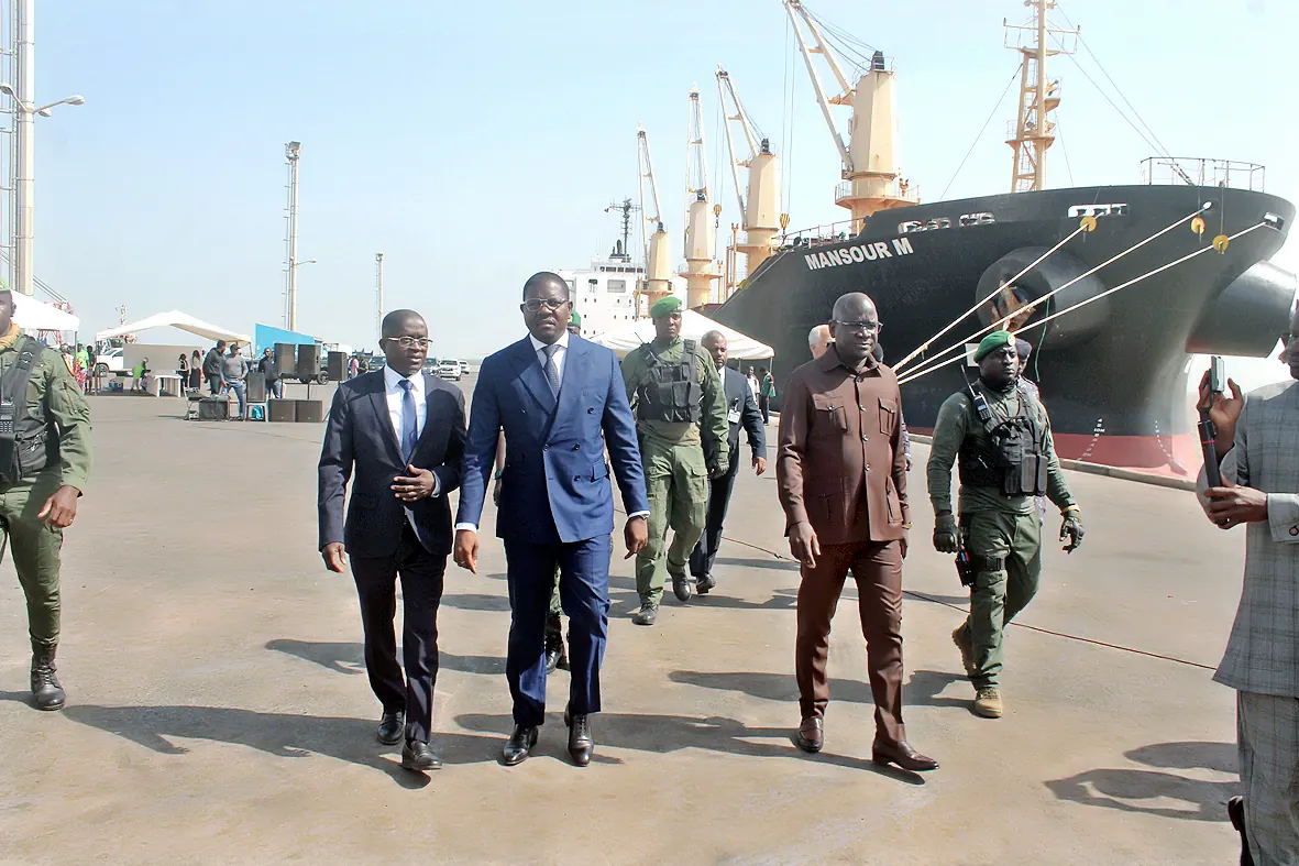 Delegação oficial junto a um navio no cais