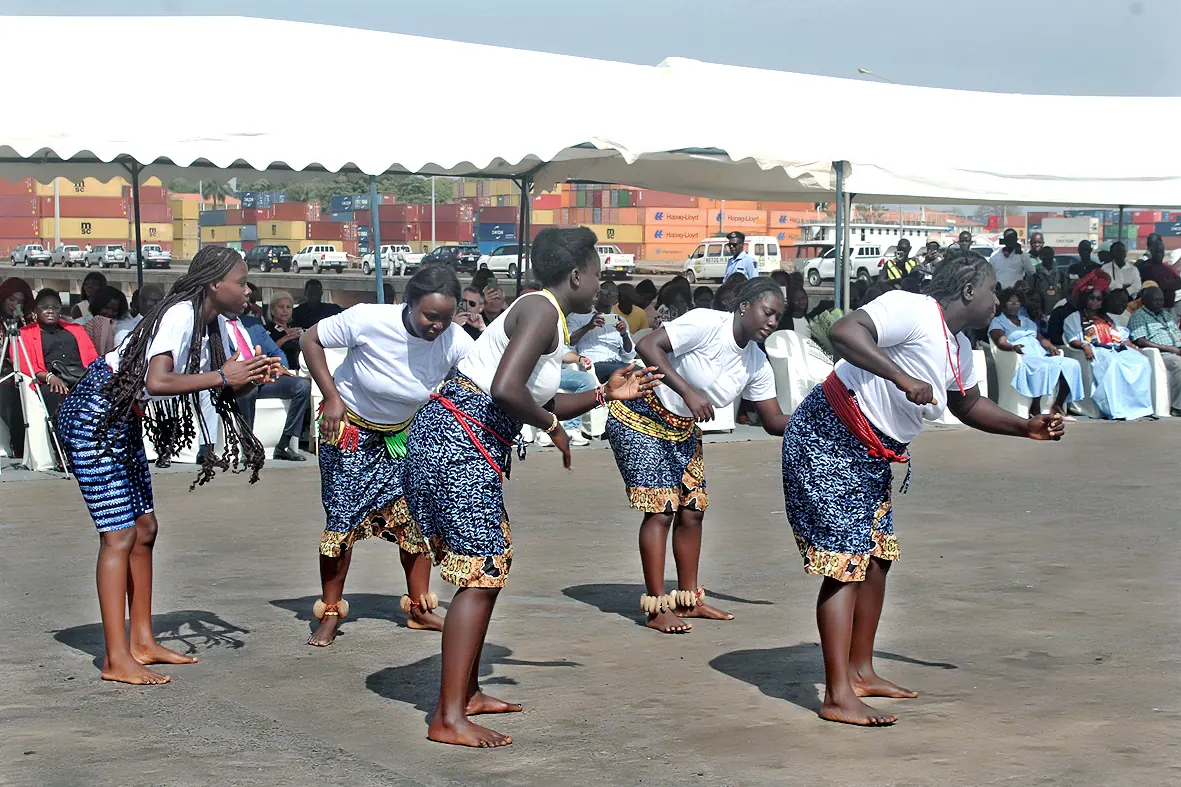 Grupo de dança tradicional durante a cerimónia de dragagem