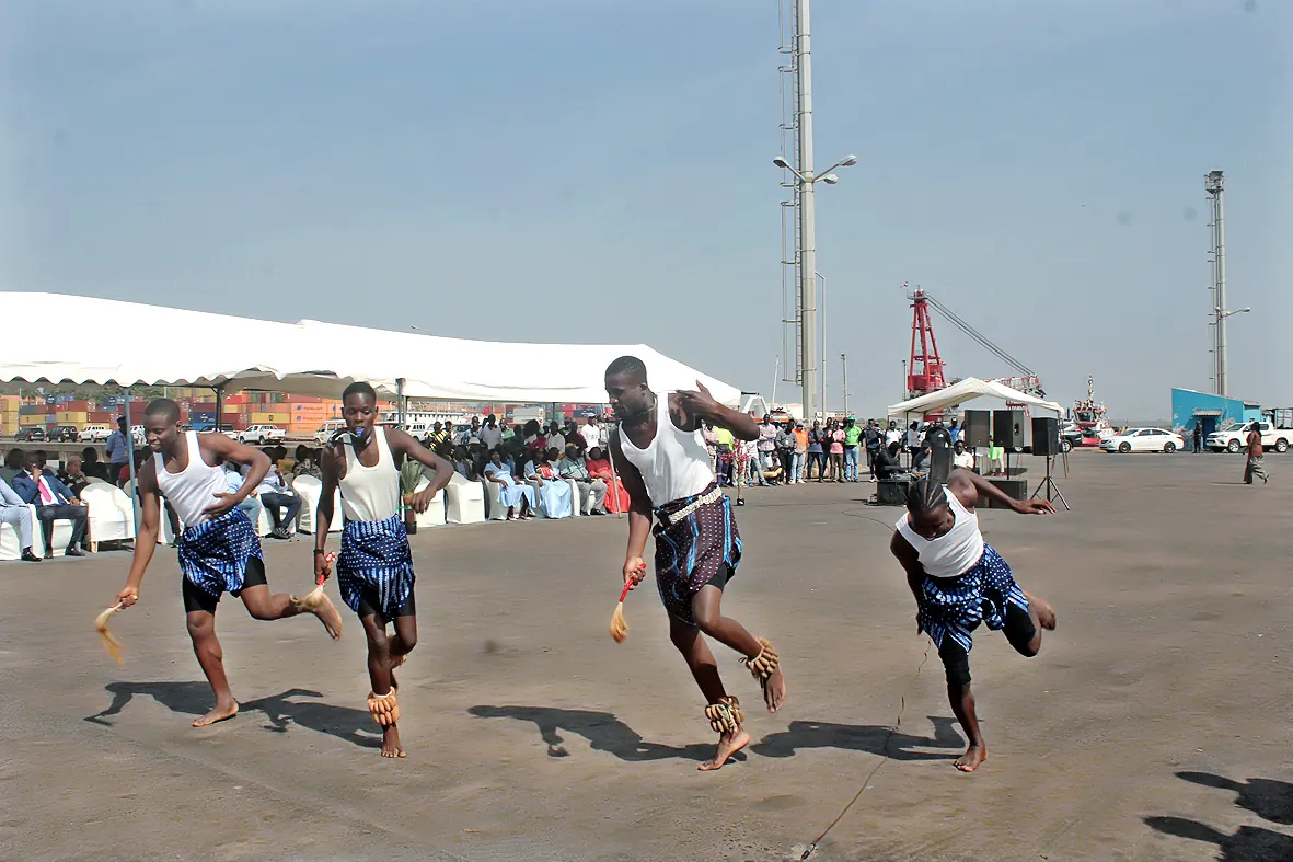 Grupo cultural em actuação no Porto de Bissau