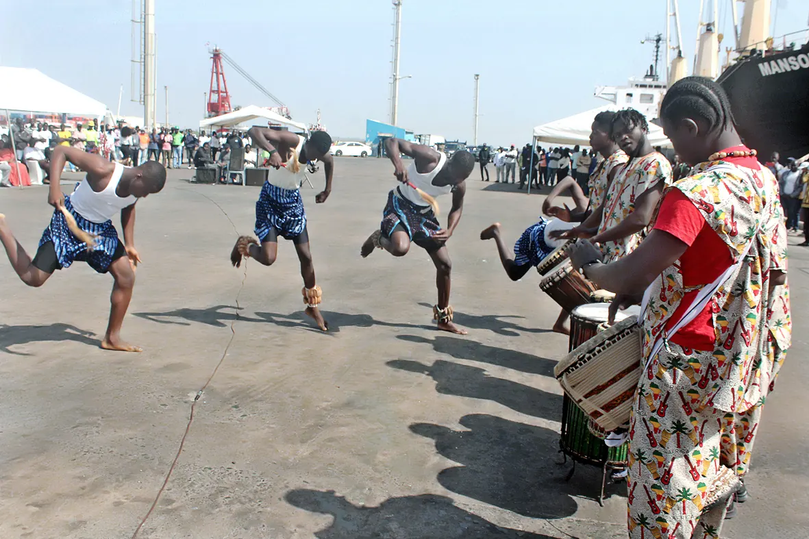 Dança tradicional durante a cerimónia no Porto de Bissau