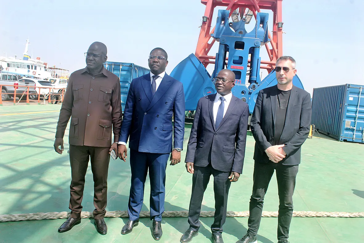 Delegação institucional junto ao equipamento de dragagem