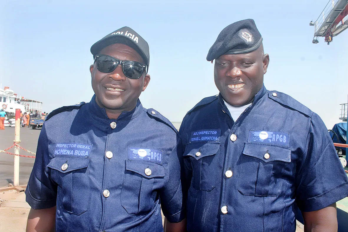 Inspectores da APGB junto ao equipamento de dragagem