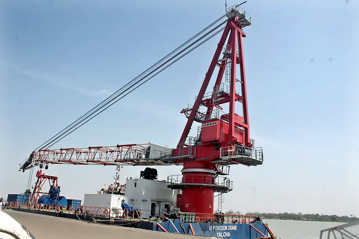 Grua flutuante preparada para os trabalhos de dragagem