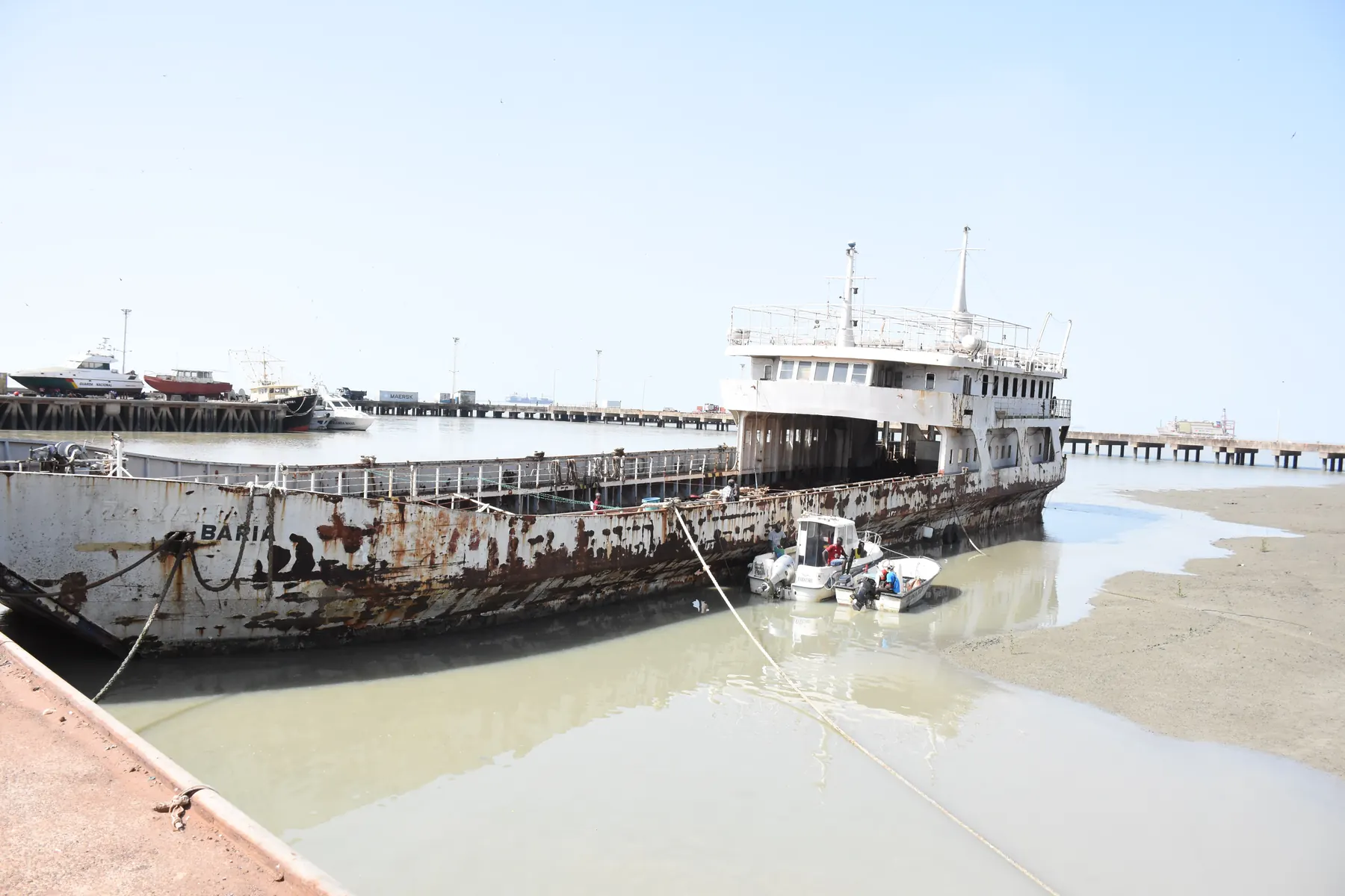 Navio e actividade marítima no Porto de Bissau, fotografia 3983