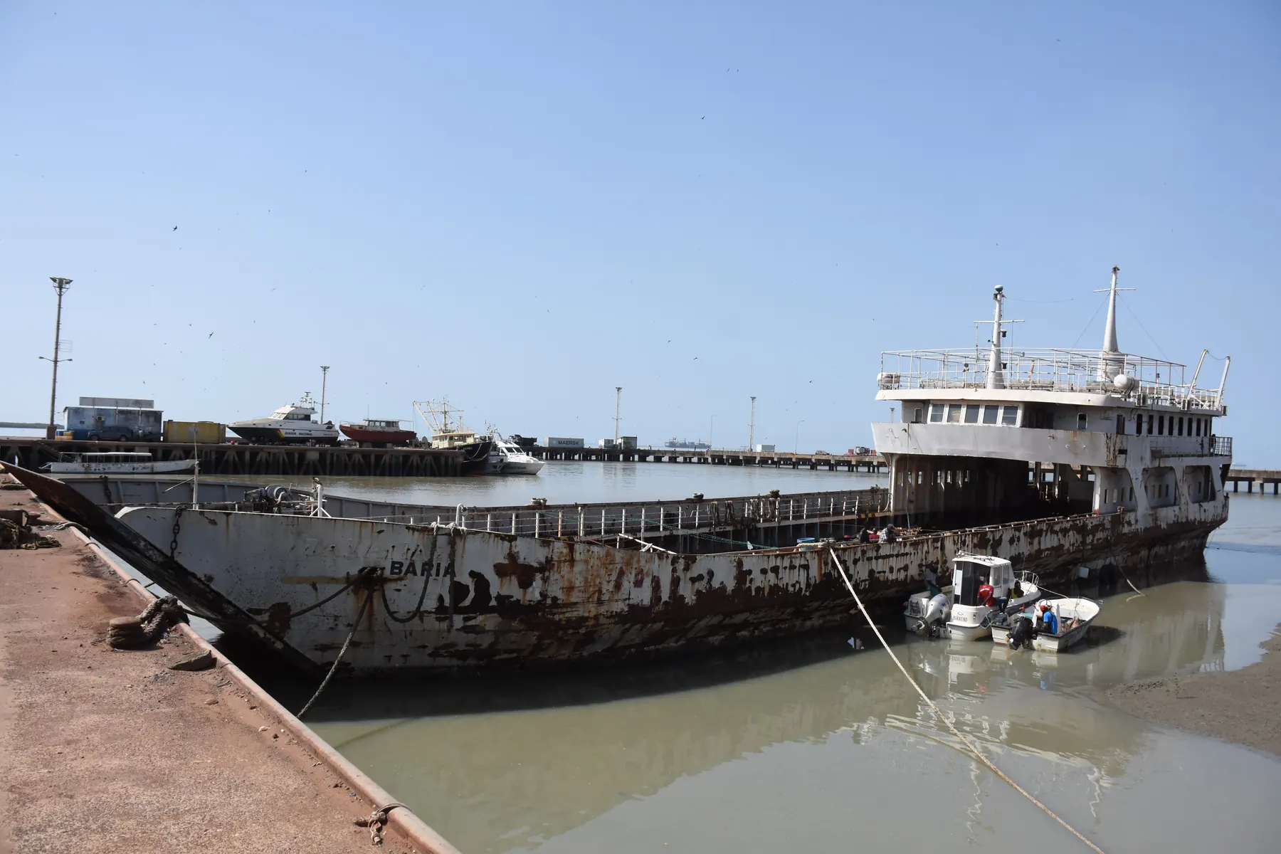 Navio e actividade marítima no Porto de Bissau, fotografia 3984