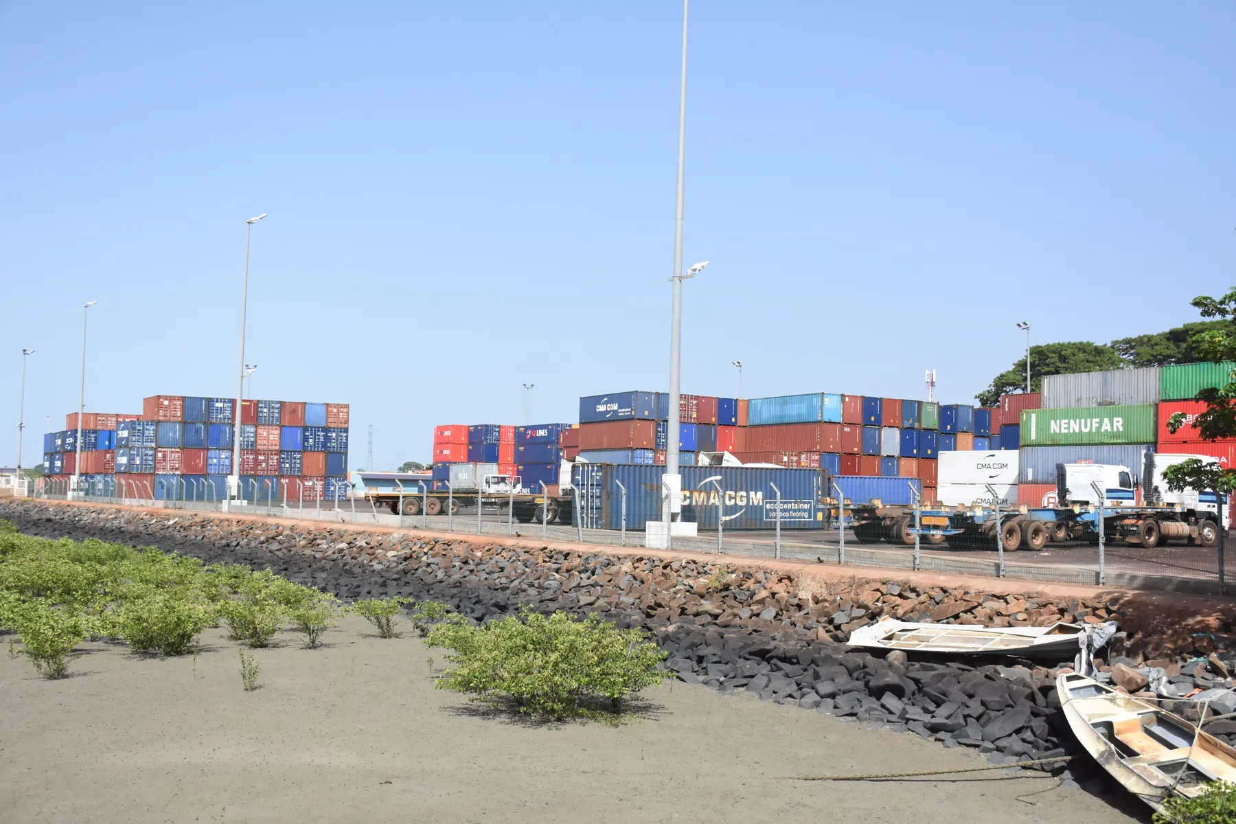 Navio e actividade marítima no Porto de Bissau, fotografia 3985