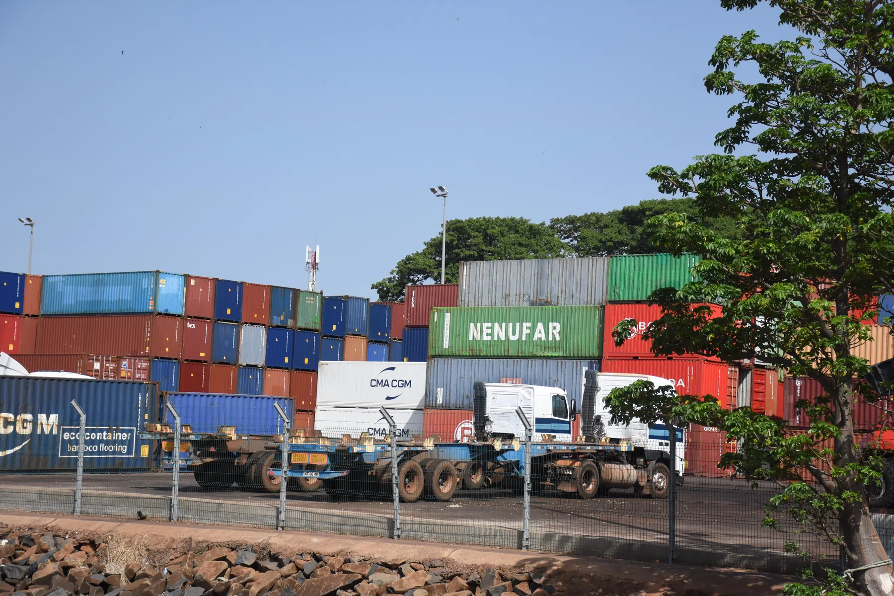 Navio e actividade marítima no Porto de Bissau, fotografia 3986
