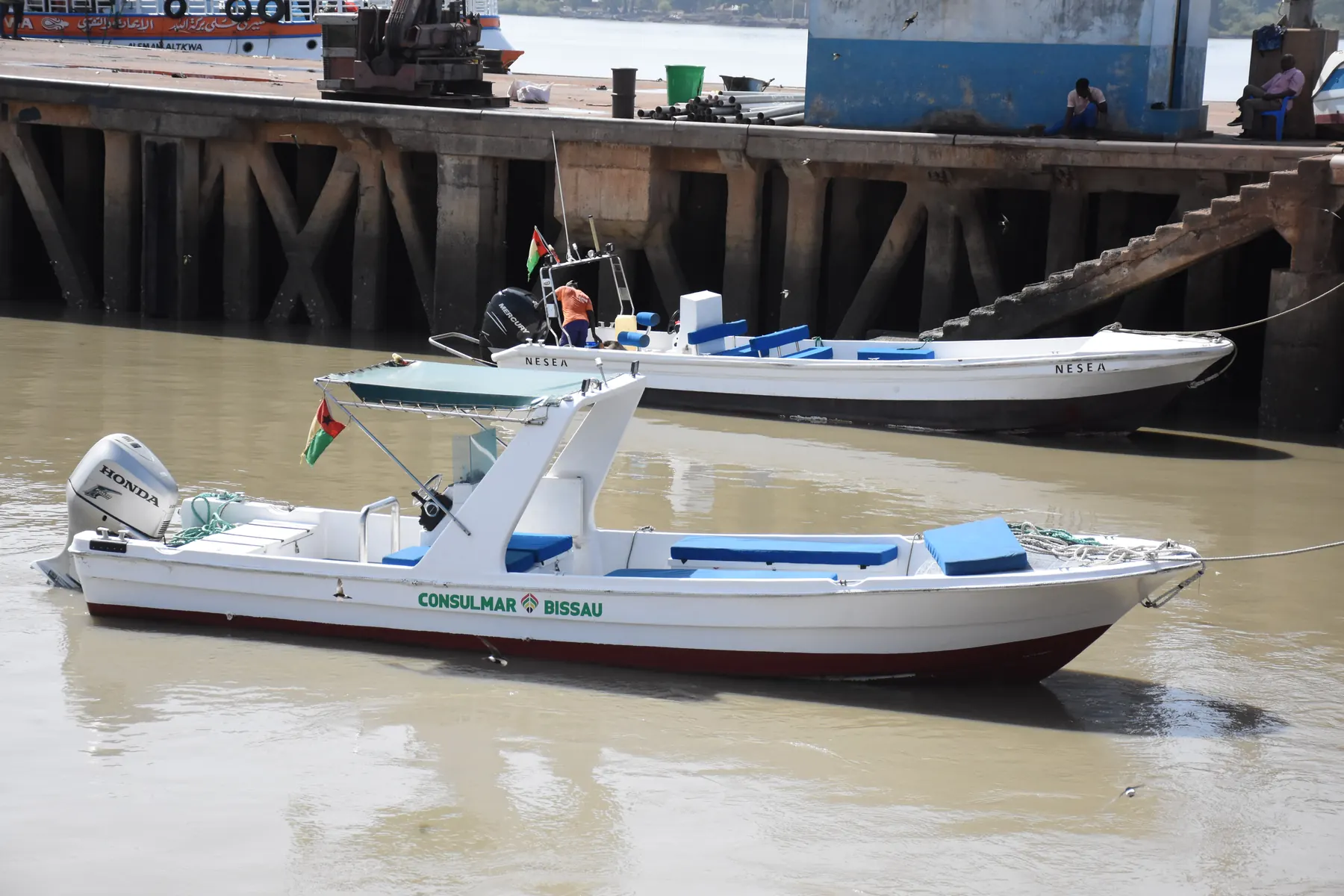 Navio e actividade marítima no Porto de Bissau, fotografia 3987