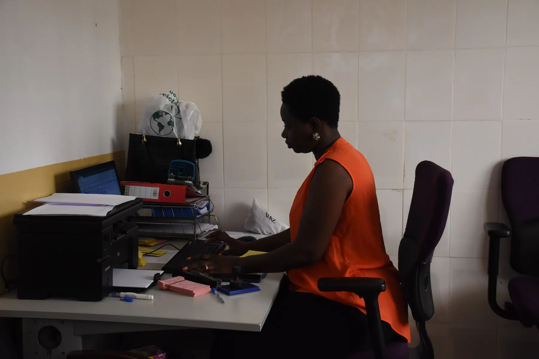 Colaboradores e responsáveis da APGB no Porto de Bissau, fotografia 3990