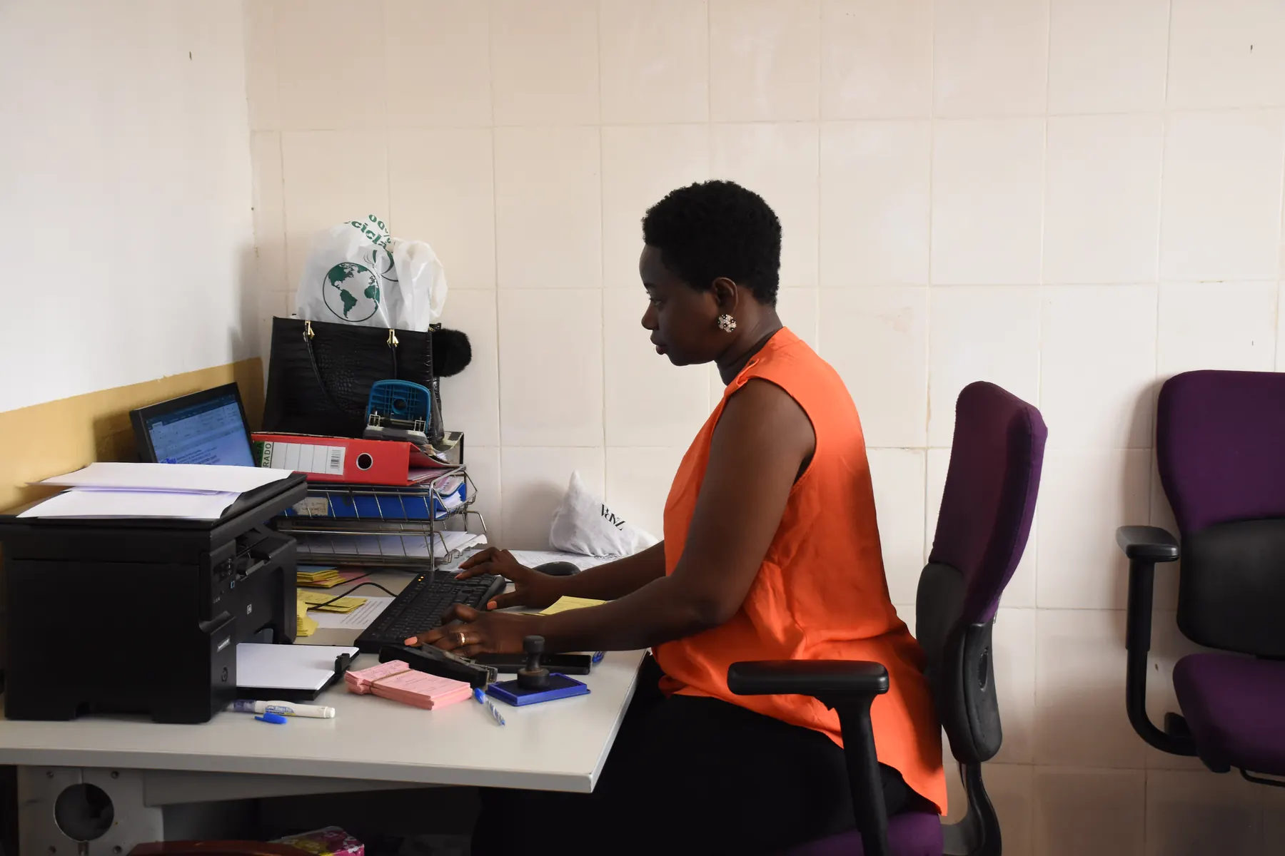 Colaboradores e responsáveis da APGB no Porto de Bissau, fotografia 3991