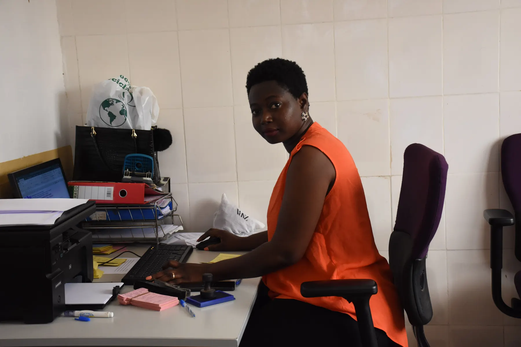 Colaboradores e responsáveis da APGB no Porto de Bissau, fotografia 3992