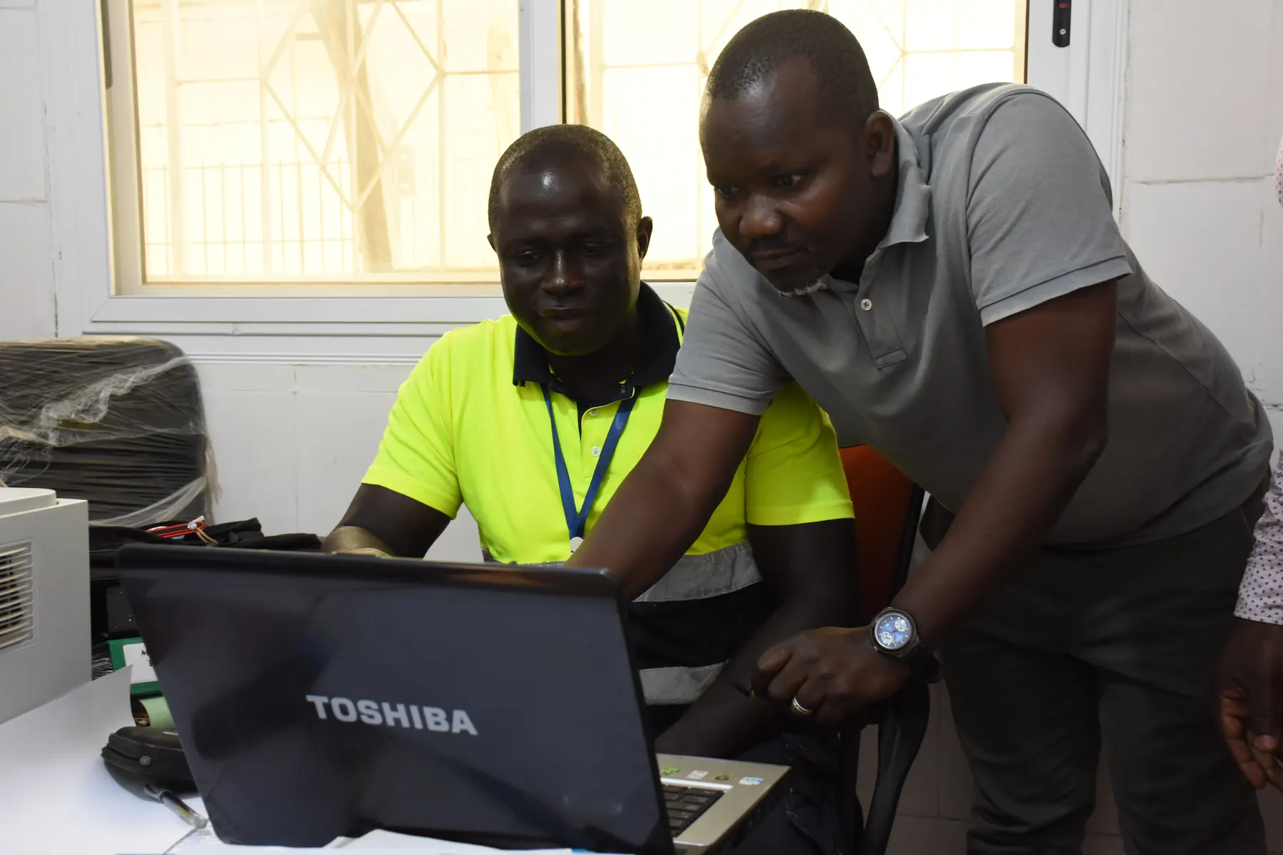 Colaboradores e responsáveis da APGB no Porto de Bissau, fotografia 3998