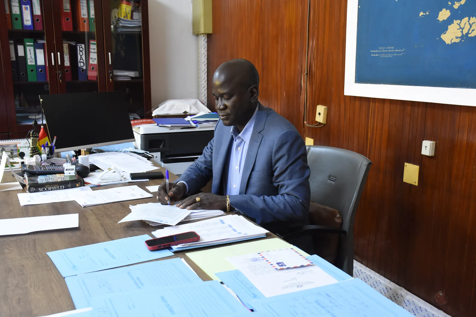 Colaboradores e responsáveis da APGB no Porto de Bissau, fotografia 4004