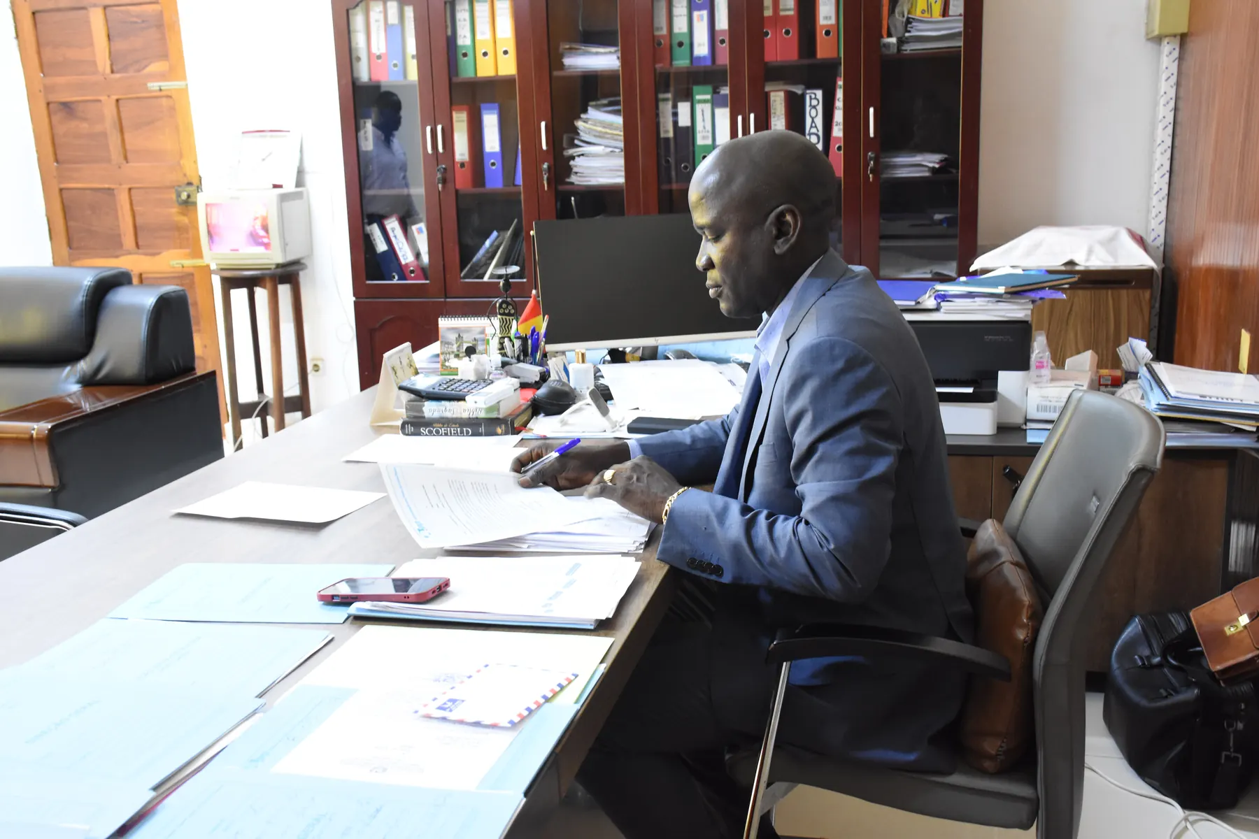 Colaboradores e responsáveis da APGB no Porto de Bissau, fotografia 4005