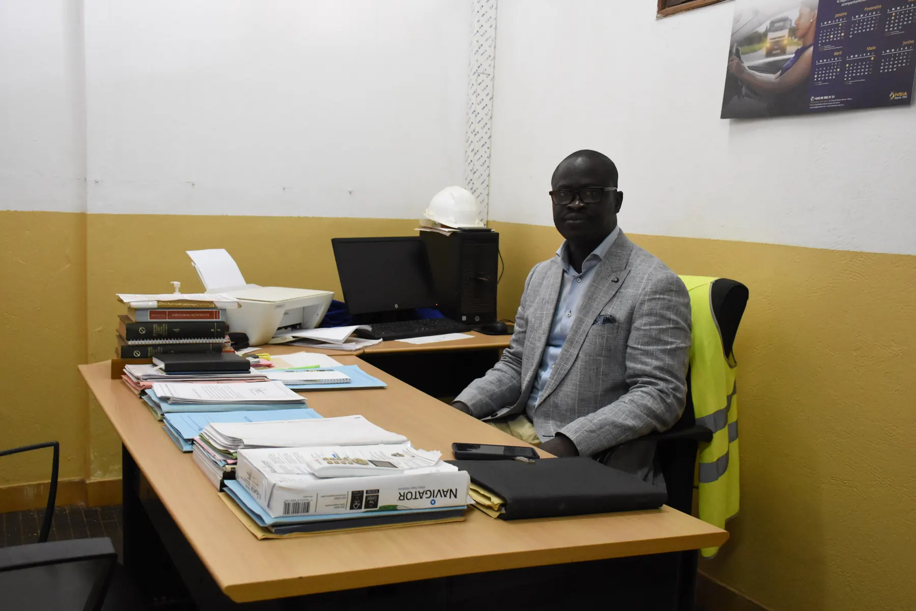 Colaboradores e responsáveis da APGB no Porto de Bissau, fotografia 4010