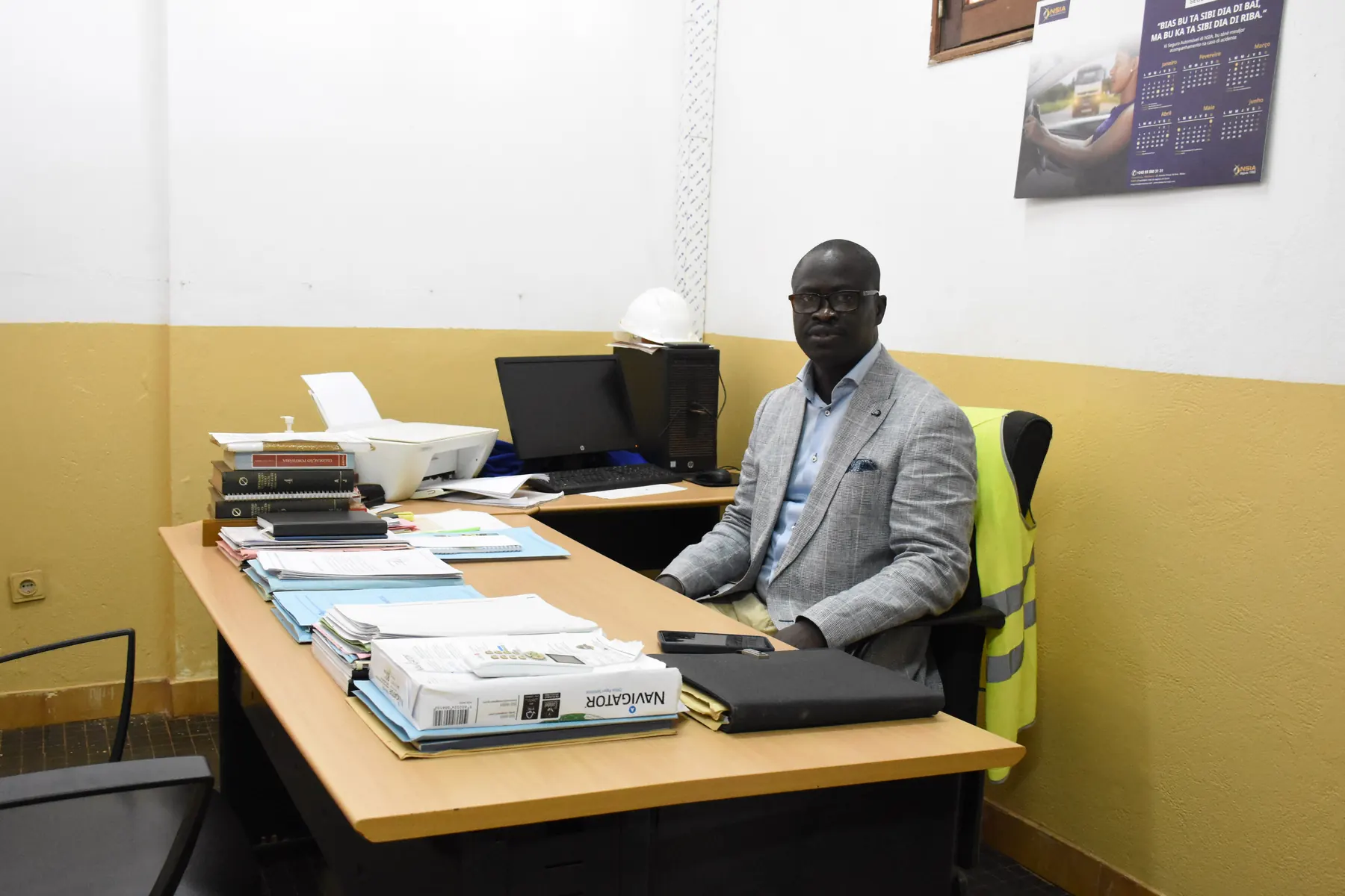 Colaboradores e responsáveis da APGB no Porto de Bissau, fotografia 4011